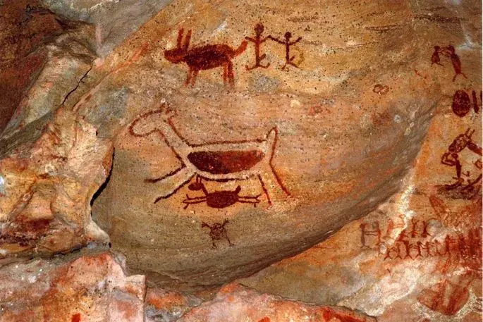 A pintura rupestre acima, que é um patrimônio cultural brasileiro, expressa: A pintura rupestre acima, que é um patrimônio cultural brasileiro, expressa: